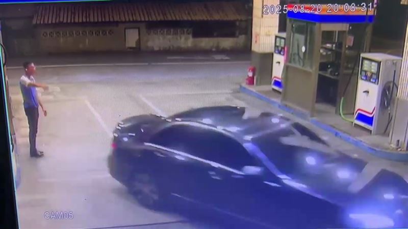 賓士加油完畢後未付油資即加速逃逸，店員當場傻眼。（圖／翻攝自臉書宜蘭知識+）