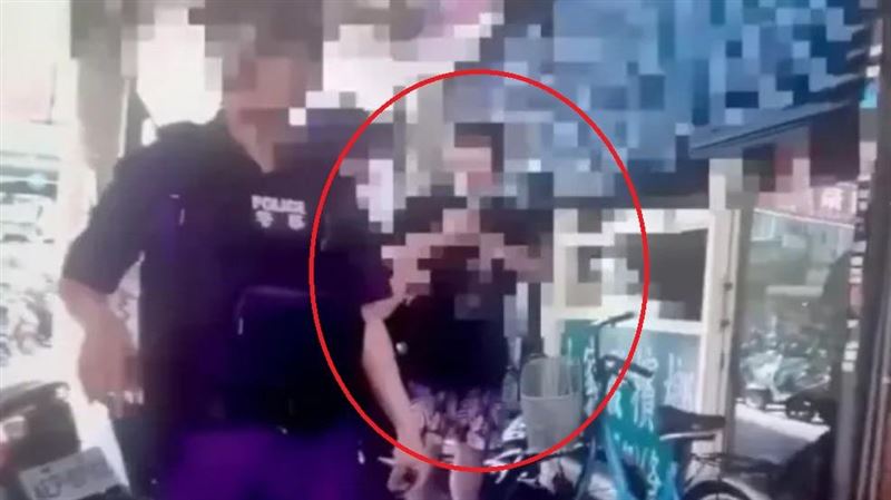 饒舌歌手梅海強當街攻擊婦人。（圖／翻攝畫面）
