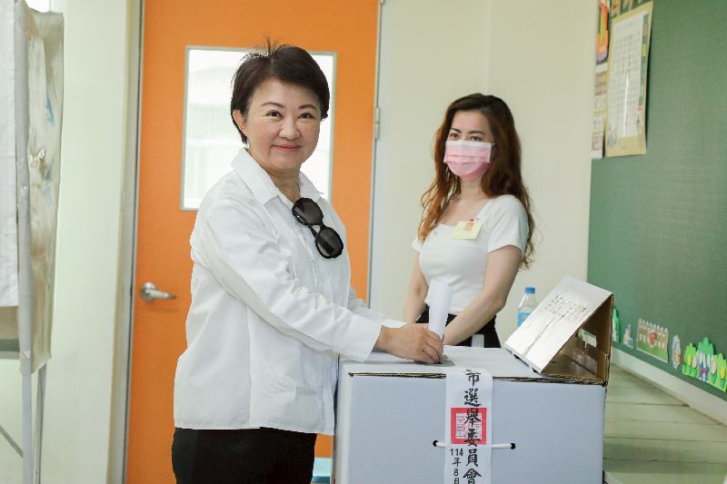 盧秀燕在反罷免或是宣傳罷免中，都被視為母雞。圖為盧秀燕23日投下公投票。（圖／中央社）