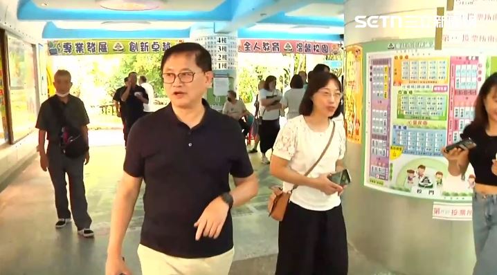 童子賢前往投開票所投公投票，並接受媒體聯訪。（圖／翻攝畫面）