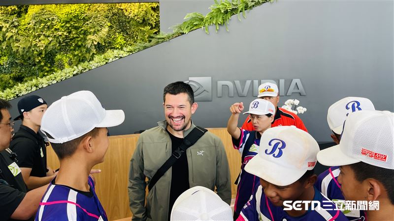 黃仁勳兒子Spencer（黃勝斌）和爸爸一樣非常熱情和親切，他用華語和孩子們交談，並親自帶大家參觀輝達總部並進行解說。（圖／北美台灣一級棒聯盟授權提供）