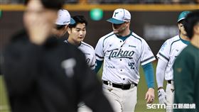 中職36年例行賽，台鋼雄鷹中外野手曾昱磬打出再見雙殺，先發投手後勁賽後安慰他。（圖／記者劉彥池攝影）