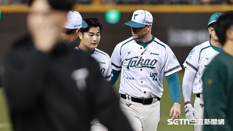 中職36年例行賽，台鋼雄鷹中外野手曾昱磬打出再見雙殺，先發投手後勁賽後安慰他。（圖／記者劉彥池攝影）