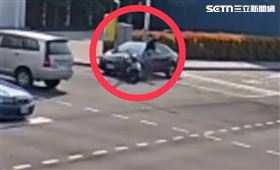 驚悚瞬間！開車沒在看闖紅燈撞死台中騎士（圖／翻攝畫面）