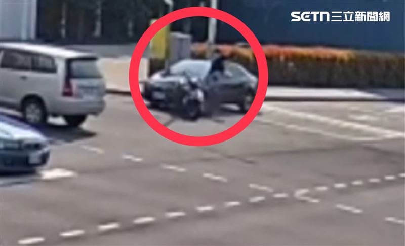 肇事BMW從後方撞上正在待轉區停等的28歲孫姓機車騎士。（圖／翻攝畫面）