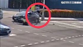 驚悚瞬間！開車沒在看闖紅燈撞死台中騎士（圖／翻攝畫面）
