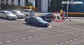 驚悚瞬間！開車沒在看闖紅燈撞死台中騎士（圖／翻攝畫面）