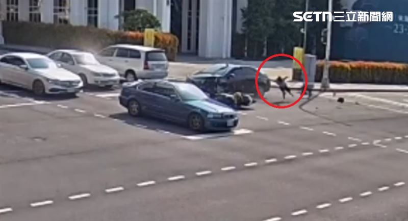 王男車輛持續暴衝，隨後又推撞安和路上準備左轉的賓士轎車，並波及一輛自小客。（圖／翻攝畫面）