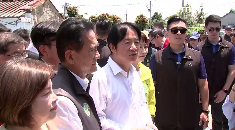 賴清德赴台南七股視察災民受損屋頂修繕情形。（圖／翻攝畫面）