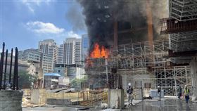 中和某建案工地內2樓竄出火煙。（圖／民眾提供）