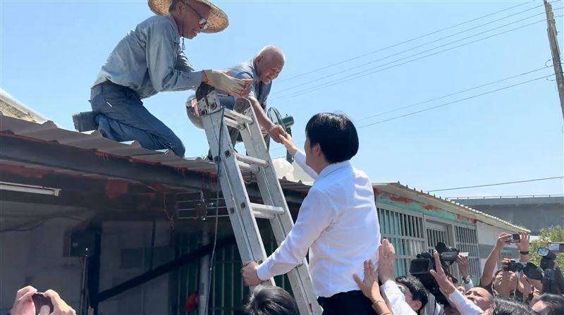 賴清德站在梯子上送水慰勞修繕工班。（圖／翻攝畫面）