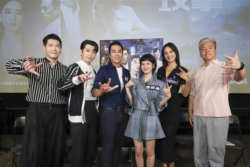《零日攻擊》演員左起，小鹿、侯彥西、莊凱勛、連俞涵、謝怡芬（Janet）、阿甘。（圖／民視提供）