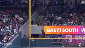 索托（Juan Soto）左半邊飛球出界前打到標竿變成全壘打。（圖／翻攝自MLB官網）