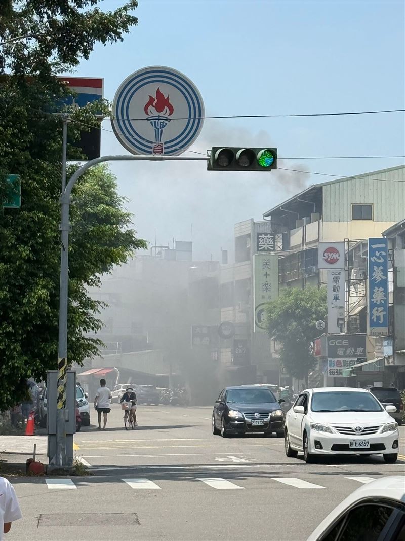 便當店員工在烤爐烤肉時，因抽油煙機吸入火苗導致管線著火。（圖／翻攝畫面）