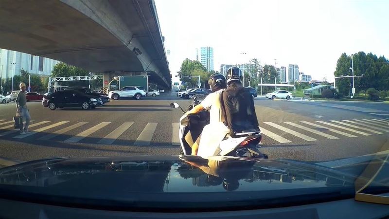 機車騎士頻頻急煞，女乘客最後生氣跳車。（圖／翻攝粉專吃吃喝喝又一天）