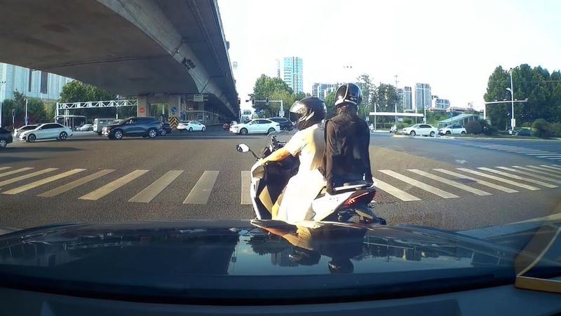 機車騎士頻頻急煞，女乘客最後生氣跳車。（圖／翻攝粉專吃吃喝喝又一天）