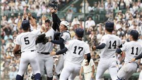 縣民們熱血為沖繩尚學應援。（圖／美聯社／達志影像）