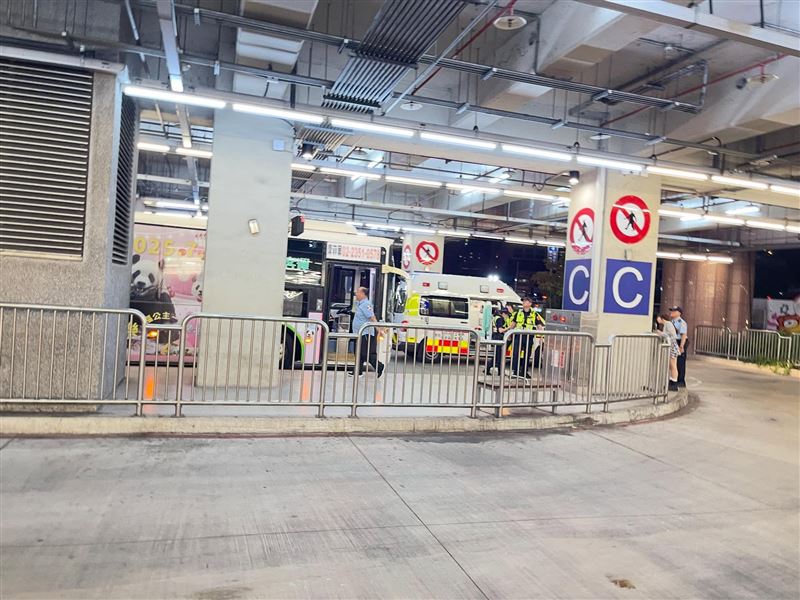 台中騎士以安全帽砸車又打人，公車司機手骨折重傷。（圖／翻攝自Threads）