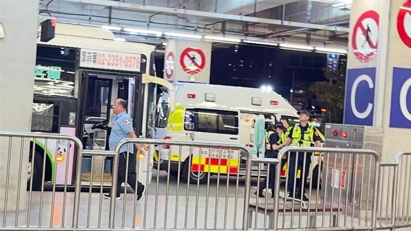 台中騎士以安全帽砸車又打人，公車司機手骨折重傷住院。（圖／翻攝自Threads）
