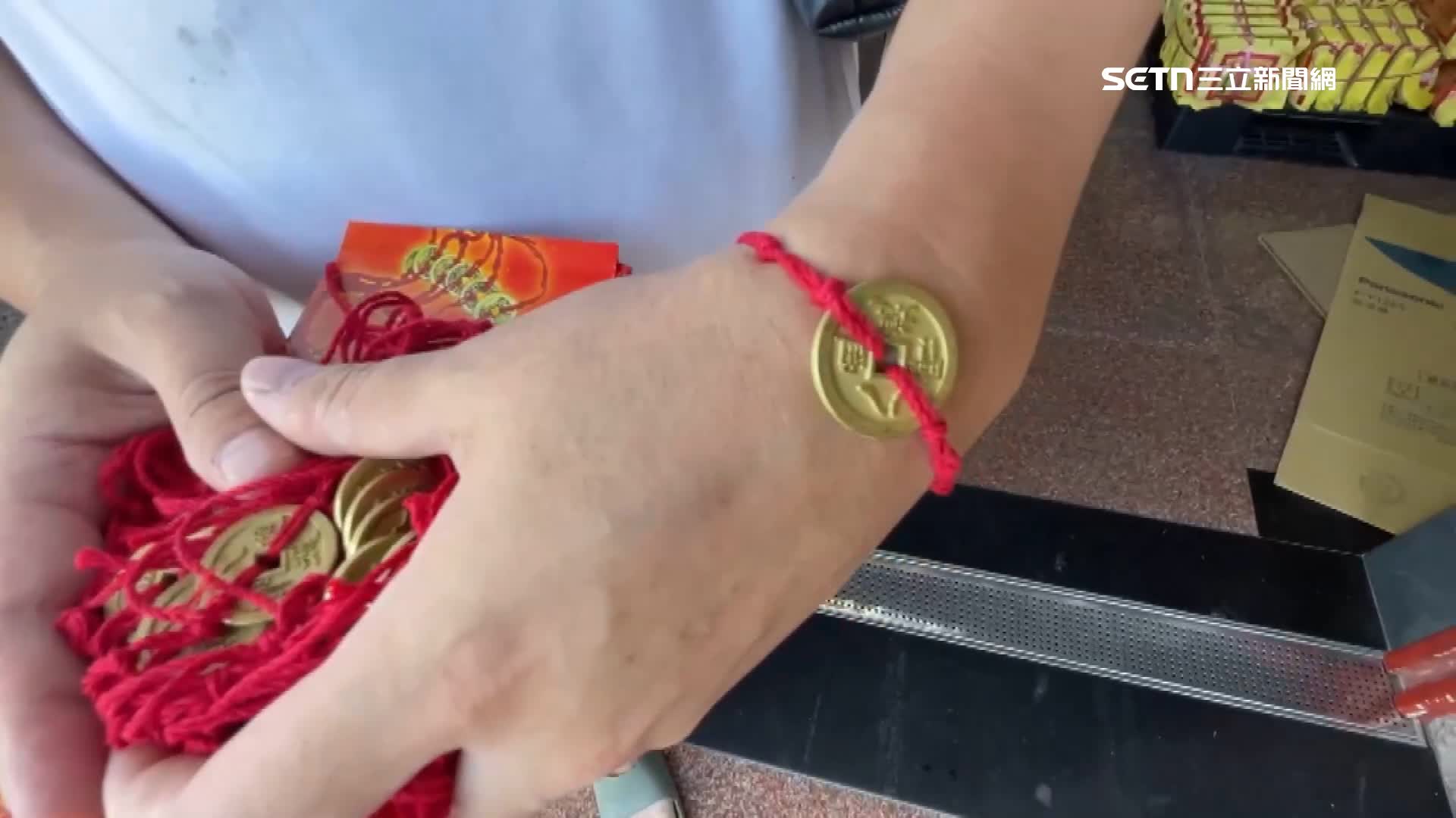 農曆7月用來保平安的紅線，到農曆8月就可以拿下來了