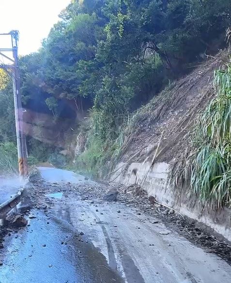 投89線發生落石事故，民眾路過差點被砸中，急忙倒車迴避。（圖／簡先生提供）