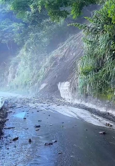 「全國最爛路」投89線力行產業道路，23日又發生落石事故。（圖／簡先生提供）