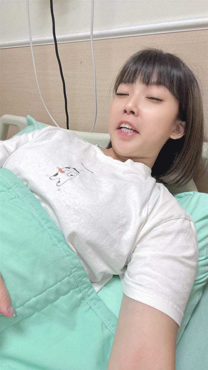 萁萁感謝老公黃鐙輝花錢讓他開刀。（圖／翻攝自臉書）