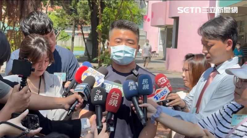顏寬恒今上午出現在投開票所投票。(圖/翻攝畫面)