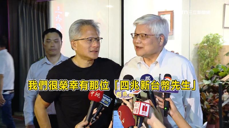 輝達執行長黃仁勳(左)8月快閃台灣,行程全圍繞台積電,被指代川普施壓魏哲家(右),但台積電今嚴正駁斥。(圖/三立電視台)
