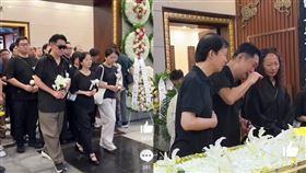 黃安（右圖中間）悲送老友最後一程。（圖／翻攝自微博）