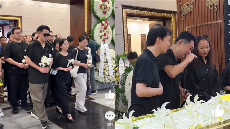 黃安（右圖中間）悲送老友最後一程。（圖／翻攝自微博）