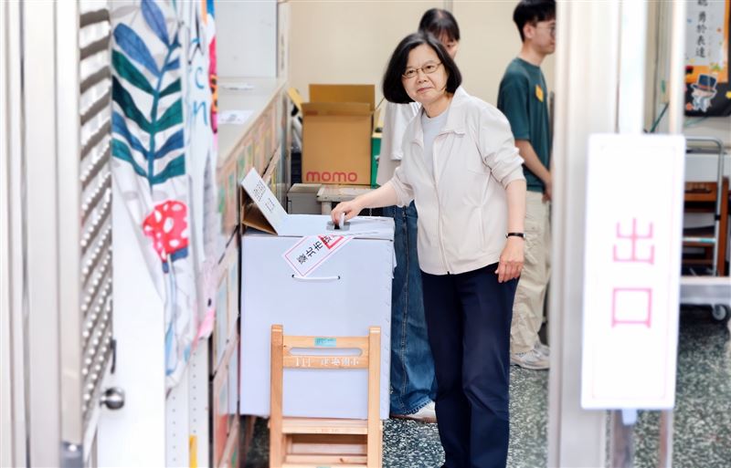 前總統蔡英文前往建安國小投公投票。（圖／蔡英文辦公室提供）
