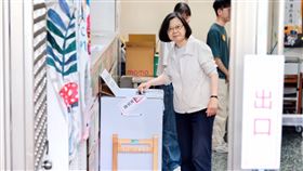 前總統蔡英文前往建安國小投公投票。（圖／蔡英文辦公室提供） 