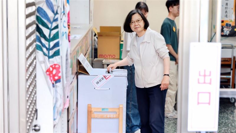 蔡英文低調投公投票　與民眾溫馨寒暄