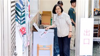 蔡英文低調投公投票　與民眾溫馨寒暄