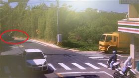 桃園市楊梅區昨天（22日）發生一起肇逃車禍，一名吳姓女騎車行經高新街路時，遭一輛黑灰色小客車逆向衝撞，小客車駕駛肇事後未停車逃逸，警方將通知涉嫌人到案說明。