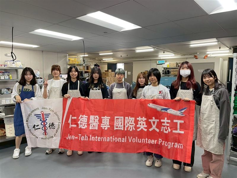 仁德醫專今(2025)年補助18生赴美前往西雅圖TCC參與兩週醫護遊學，董事長鍾佳穎親自隨行，展現對國際教育與專業素養的重視。(圖/仁德醫專提供)