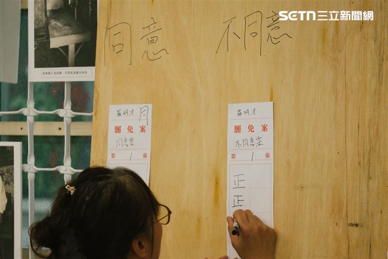 新店區廣明里第2156投票所進行羅明才罷免案開票。（圖／記者楊士誼攝影）