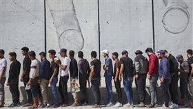 年輕的庫德族男子排隊報名加入敘利亞政府的安全部隊。（圖／美聯社／達志影像）