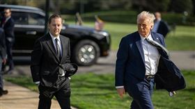 美國總統川普（前排右）提名以鐵腕執行著稱、令人畏懼的心腹幕僚戈爾（Sergio Gor，前排左）出任美國駐印度大使。（圖／翻攝自白宮官網）