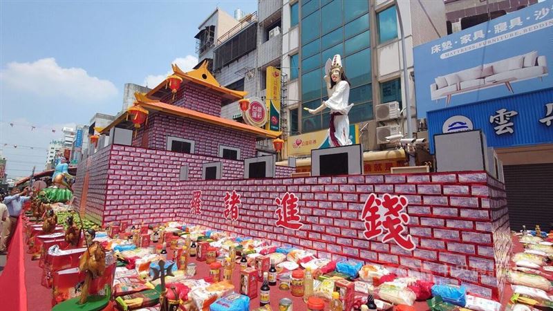 鬼門開　嘉義城隍廟1500萬真鈔堆砌城門