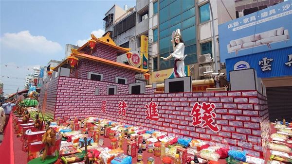 1千500萬真鈔堆砌的古城門。（圖／中央社）