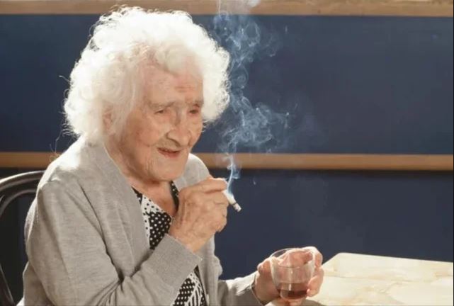 珍妮&middot;卡爾芒（Jeanne Calment）在她117歲生日之際，每天都會抽根煙，喝一杯紅酒。 1997年，她去世，享年122歲，至今仍保持著世界上最長壽的人的記錄。（圖／翻攝reddit）