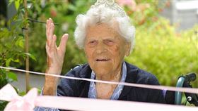 英國老奶奶艾瑟爾·凱特漢21日慶祝她的116歲生日，成為全球在世最年長人瑞。（圖／翻攝自Hallmark Luxury Care Homes臉書）