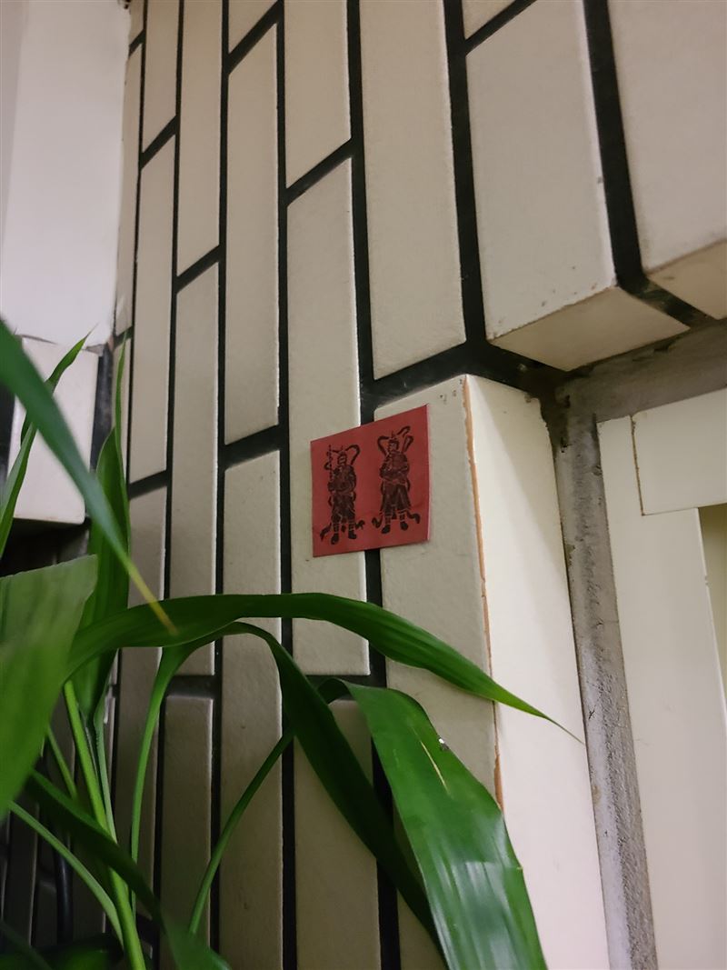 486先生當天就從公司拿了一組門神貼在陽台牆壁上。（圖／翻攝自486先生臉書）