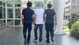 台中騎士突暴走！安全帽砸車又連灌4拳打人　公車司機手骨折重傷住院