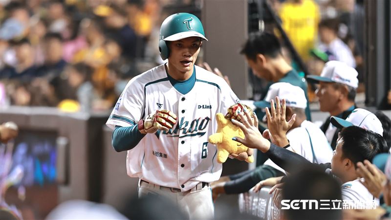 台鋼雄鷹得分拿起太陽娃娃。（圖／記者劉彥池攝影）