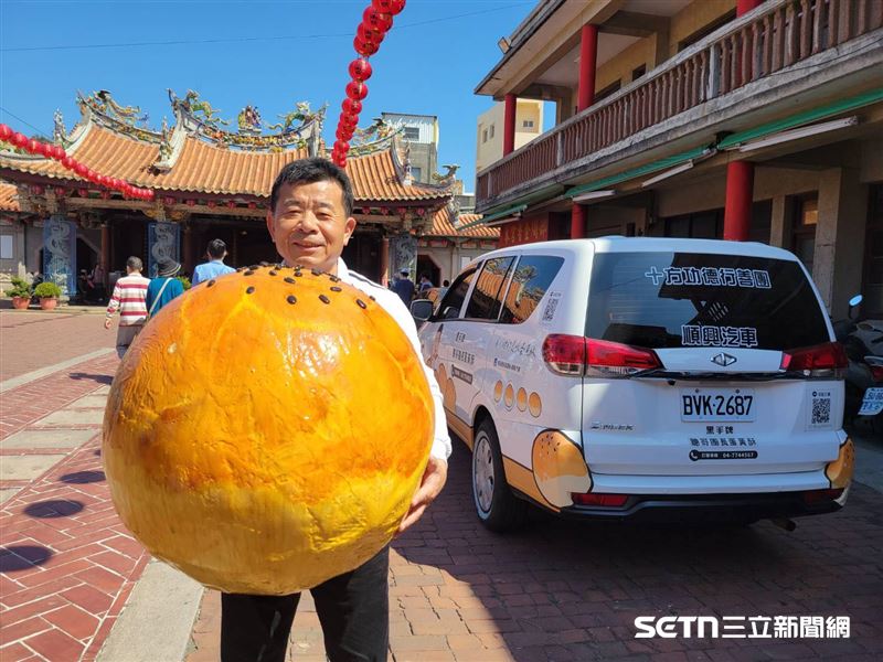 陳永聰爬山時撿回廢棄水塔，經過他的巧手加工後，成了「巨無霸蛋黃酥」裝置藝術品，相當吸睛。（圖／受訪者提供）