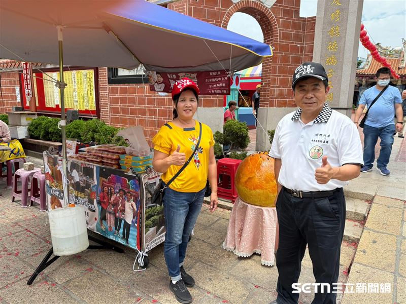 每到假日，陳永聰都會和愛妻到鹿港老街擺攤賣自己親手製做的蛋黃酥。（圖／受訪者提供）