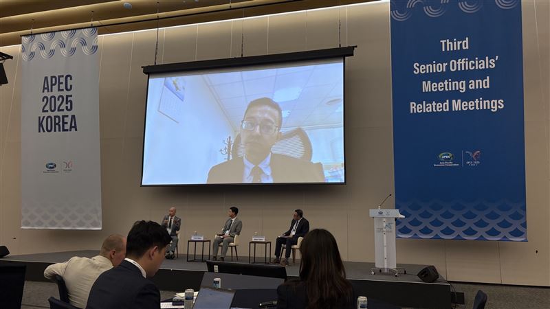 羅一鈞透過視訊連線與APEC經濟體分享媒體在提升大眾流感認知與疫苗接種率方面的重要性。(圖/民眾提供)